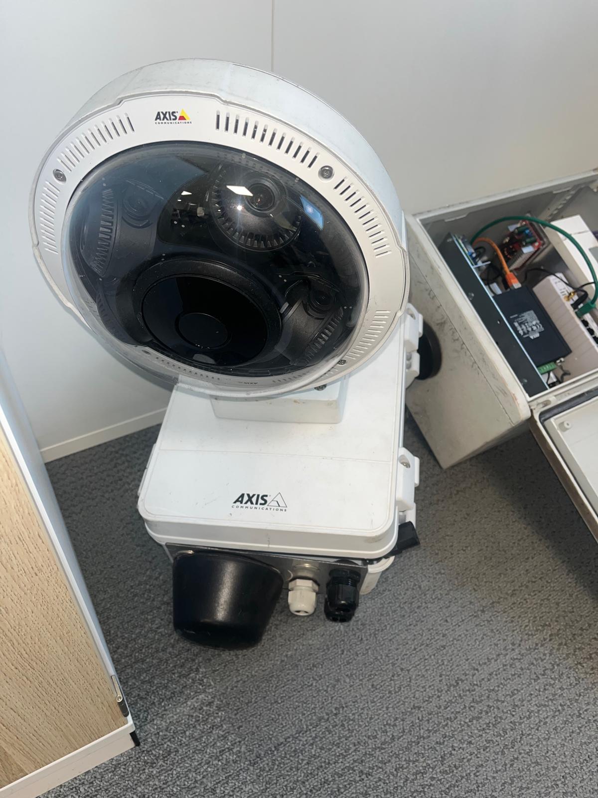 Caméra AXIS Communications multi-capteurs 360° et coffret électrique