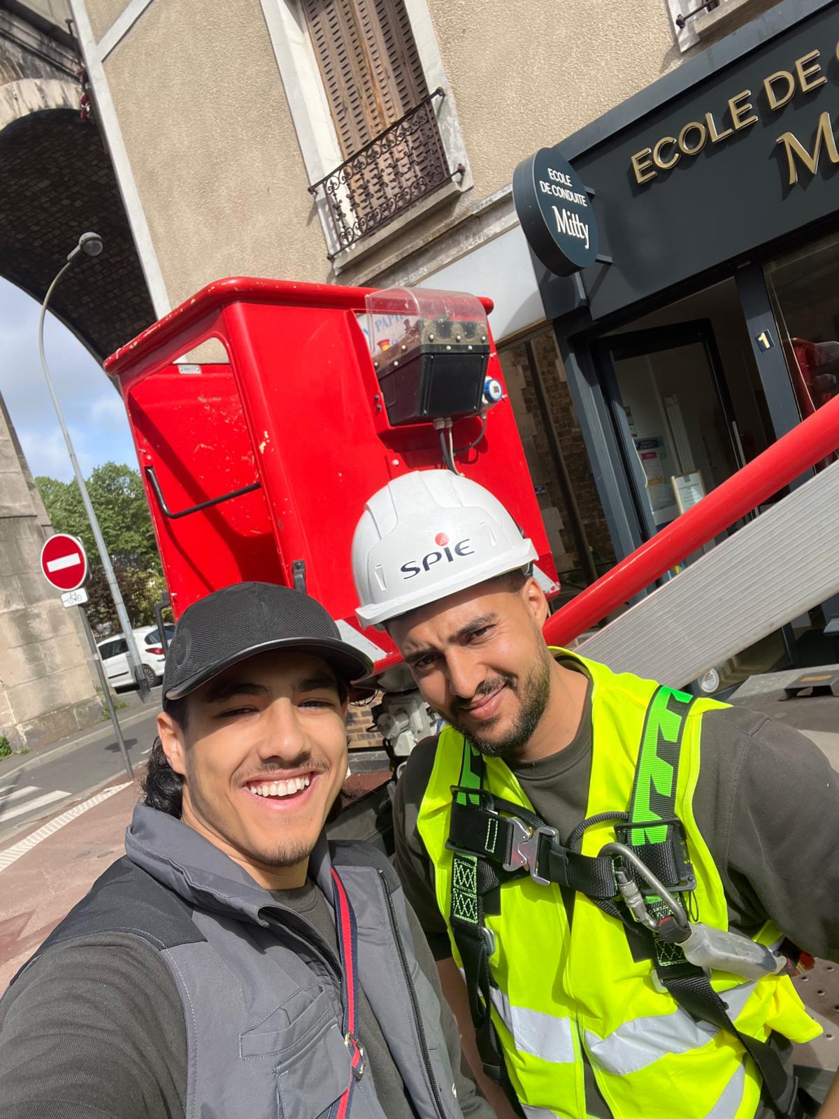 Équipe SPIE sur chantier après installation — Cergy